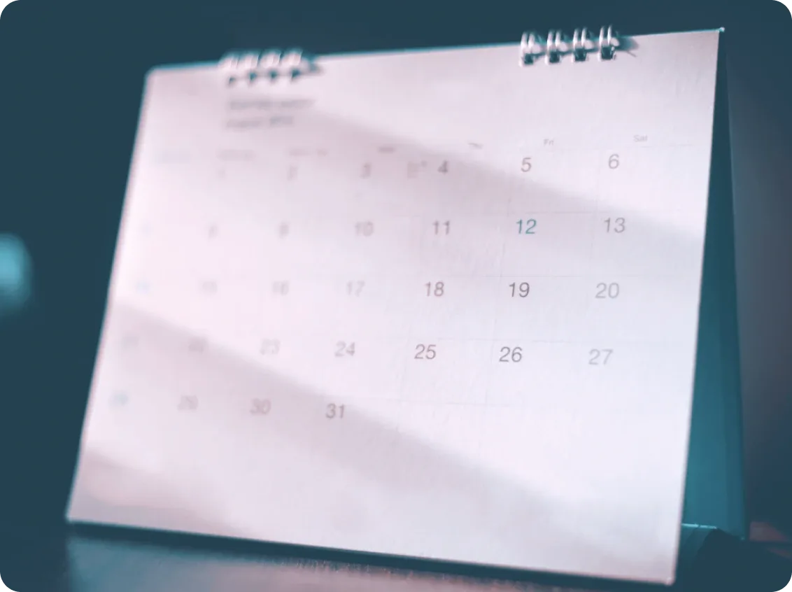 Ein stehender Kalender auf einem Tisch